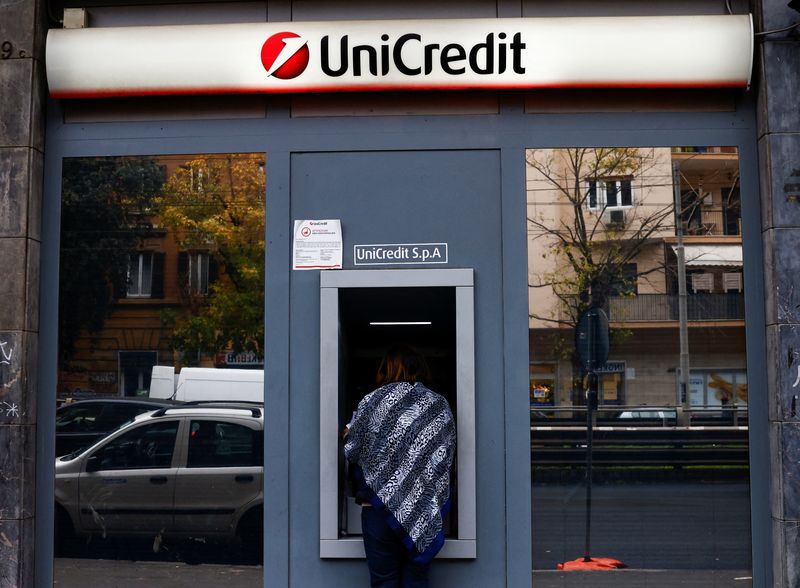 &copy; Reuters. Una persona utilizza un bancomat presso una filiale di UniCredit a Roma, Italia, 25 novembre 2024. REUTERS/Yara Nardi