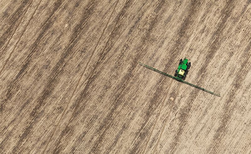 &copy; Reuters. Máquina agrícola fotografada com drone em Luis Eduardo Magalhãesn20/11/2024nREUTERS/Amanda Perobelli