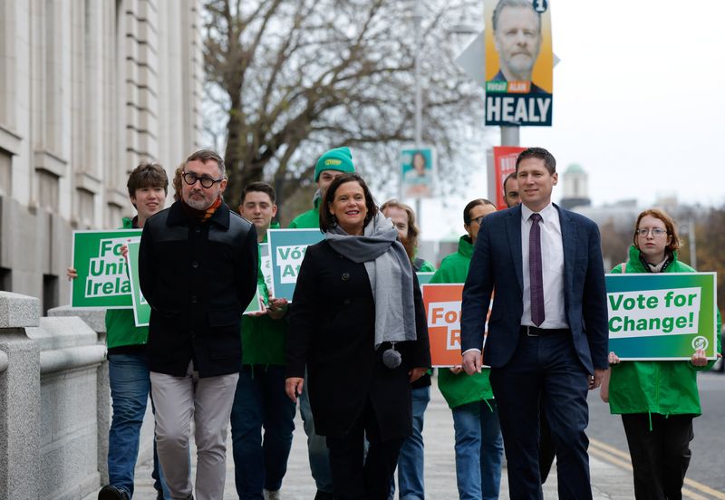 © Reuters. Sinn Fein President Mary Lou McDonald campaigns for the final day, ahead of a general election, outside Government Buildings, in Dublin, Ireland November 28, 2024. REUTERS/Clodagh Kilcoyne