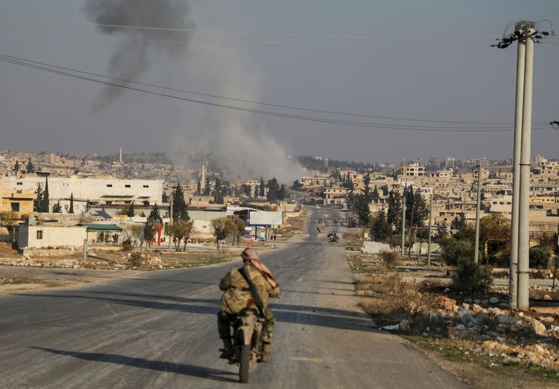 &copy; Reuters. Fumaça sobe enquanto membro dos rebeldes liderados pelo grupo militante islâmico Hayat Tahrir al-Sham dirige motocicleta em al-Rashideen, província de Aleppo, Sírian29/11/2024nREUTERS/Mahmoud Hasano