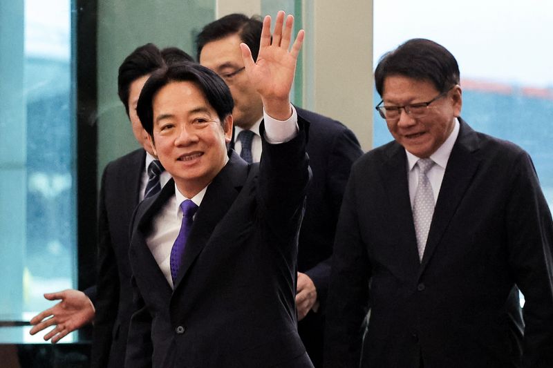 &copy; Reuters. Taiwan President Lai Ching-te waves as he leaves for a trip to Hawaii, Guam and the Pacific Island allies at the airport in Taoyuan, Taiwan November 30, 2024. REUTERS/Ann Wang