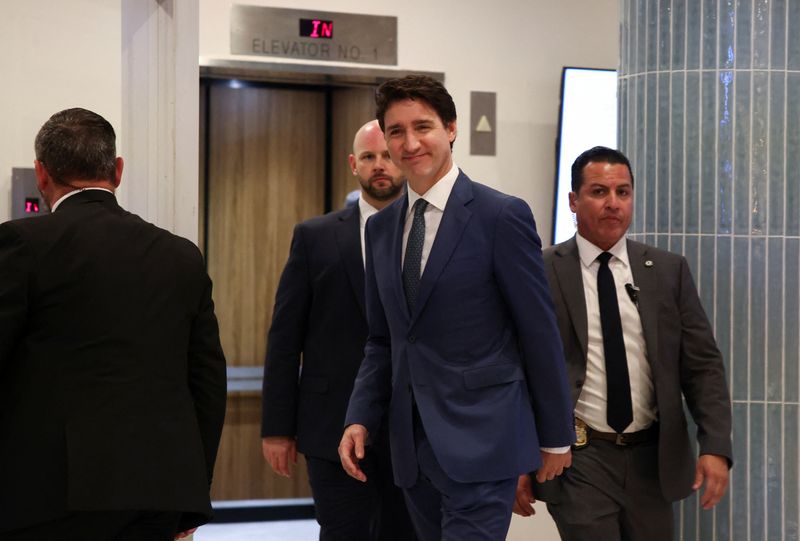 © Reuters. Canada's Prime Minister Justin Trudeau leaves a hotel in West Palm Beach en route to meet U.S. President-elect Donald Trump at Mar-a-Lago in Palm Beach, Florida, U.S., November 29, 2024. REUTERS/Carlos Barria