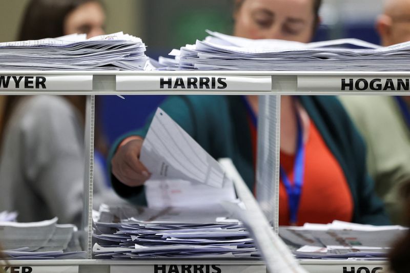 © Reuters. Electoral workers sort ballot papers, during Ireland's general election, at the count centre, in Greystones, Ireland, November 30, 2024. REUTERS/Toby Melville