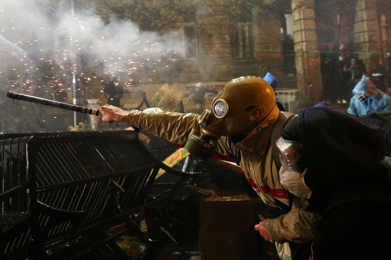 © Reuters. A demonstrator uses fireworks during a protest in Tbilisi, Georgia, December 1, 2024. REUTERS/Irakli Gedenidze