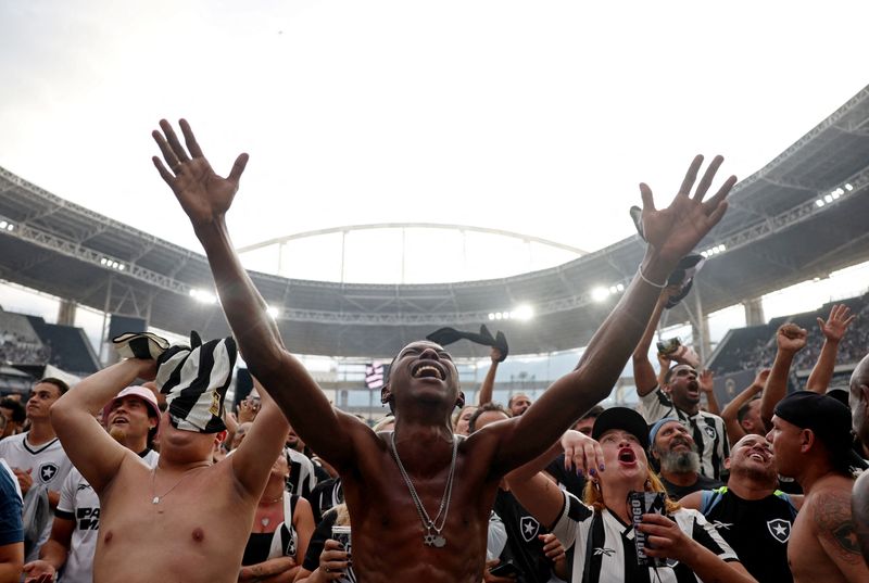 &copy; Reuters. Torcedores do Botafogo comemoram primeiro gol do time enquanto assistem à final da Copa Libertadores no Libertadores.nREUTERS/Pilar Olivares