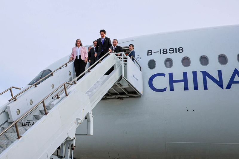 © Reuters. Taiwan's President Lai Ching-te arrives at Daniel K. Inouye International Airport in Honolulu, Hawaii, U.S. November 30, 2024.  Office of Hawaii Governor/Handout via REUTERS