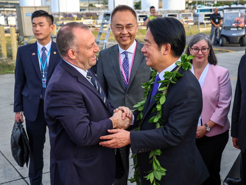 © Reuters. Hawaii Governor Josh Green greets Taiwan's President Lai Ching-te on his arrival at Daniel K. Inouye International Airport in Honolulu, Hawaii, U.S. November 30, 2024.  Office of Hawaii Governor/Handout via REUTERS