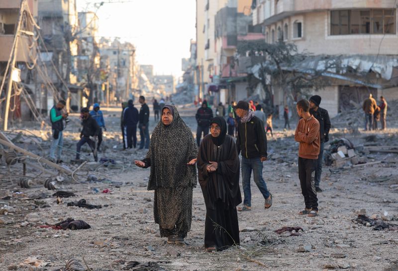 &copy; Reuters. Palestinian women react at the site of an Israeli strike on a house, amid the Israel-Hamas conflict, in Nuseirat in the central Gaza Strip December 1, 2024. REUTERS/Ramadan Abed