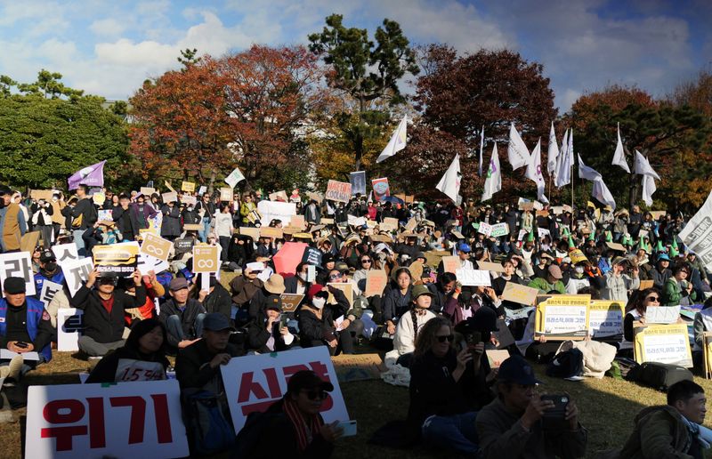 © Reuters. Climate activists attend a rally, Busan, South Korea, November 23, 2024. REUTERS/Daewoung Kim