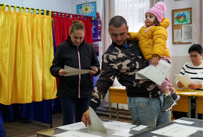 © Reuters. Voting in parliamentary elections in Joita, Romania, December 1, 2024. REUTERS/Andreea Campeanu