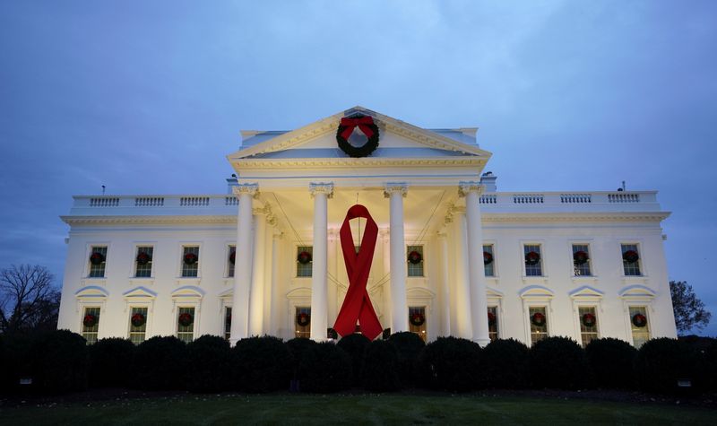 &copy; Reuters. A large red ribbon hangs in the North Portico of the White House to commemorate World AIDS Day in Washington, U.S., December 1, 2021. REUTERS/Kevin Lamarque     