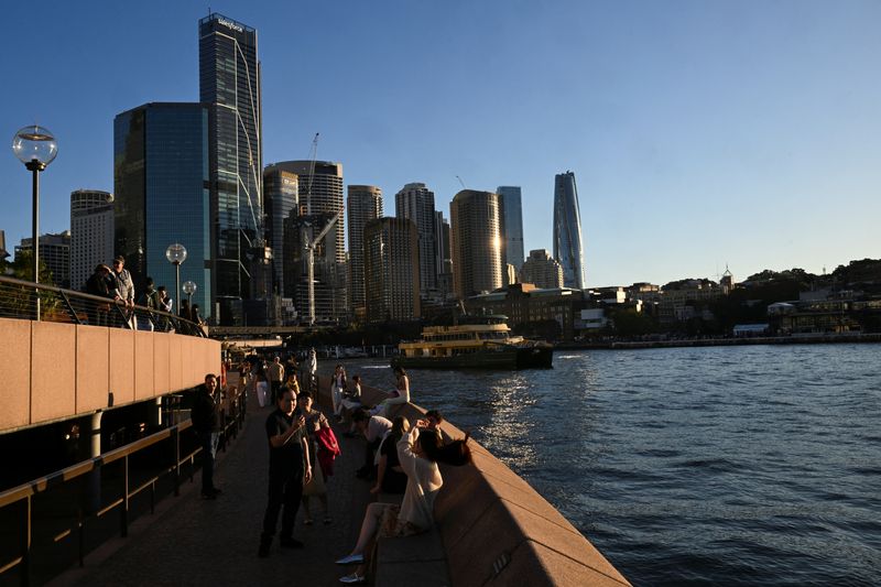 © Reuters. FILE PHOTO: People take photos by the Sydney Harbour, in Circular Quay, Sydney, Australia, May 14, 2024. REUTERS/Jaimi Joy/File Photo