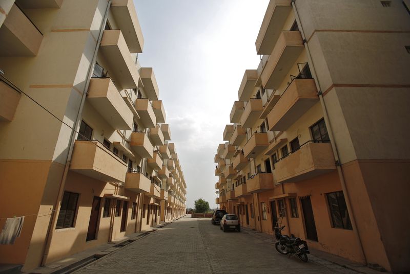 © Reuters. FILE PHOTO: A general view of the Dinesh Nagar housing complex is pictured at Ghaziabad on the outskirts of New Delhi April 23, 2014. Picture taken April 23, 2014. REUTERS/Anindito Mukherjee/File Photo