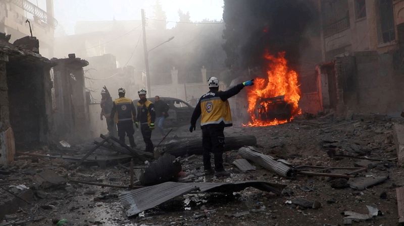 © Reuters. White Helmets members work at the scene of what the organisation says is a strike, in Idlib, Syria, released December 1, 2024, in this still image taken from a handout video. The White Helmets/Handout via REUTERS 