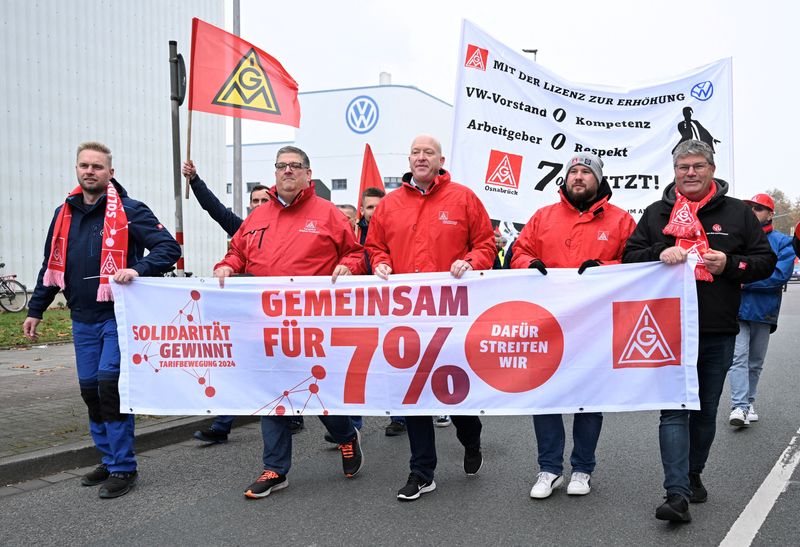 © Reuters. FILE PHOTO: Employees of Volkswagen AG march for higher wages in front of the Osnabrueck Volkswagen plant during a 'warning strike' of Germany's IG Metall metalworkers' union, in Osnabrueck, Germany, November 6, 2024. REUTERS/Teresa Kroeger/File Photo