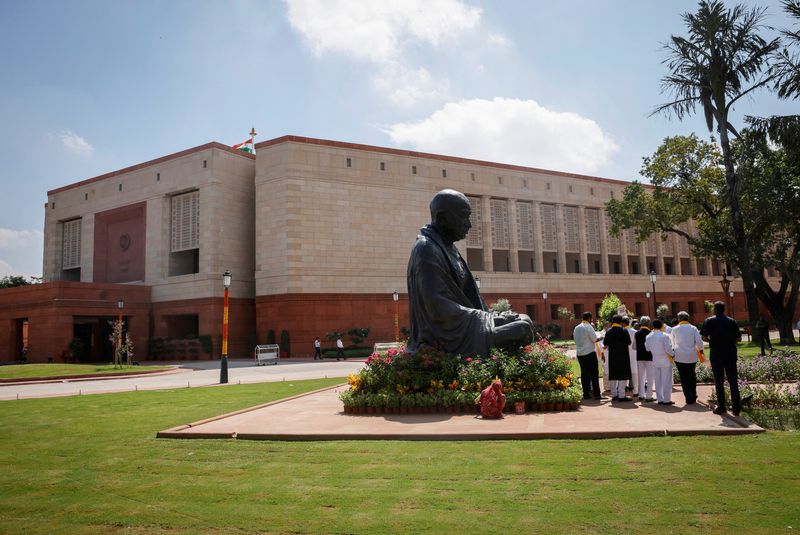 © Reuters. FILE PHOTO: A statue of Mahatma Gandhi is pictured next to India's new parliament building a day before the inauguration of the building in New Delhi, India, September 18, 2023. REUTERS/Adnan Abidi/File Photo