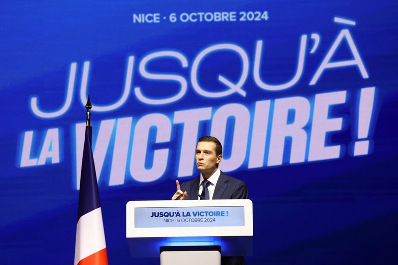 © Reuters. Jordan Bardella, President of the French far-right Rassemblement National (National Rally - RN) party gestures as he speaks during a political rally in Nice, France, October 6, 2024. REUTERS/Manon Cruz/File Photo