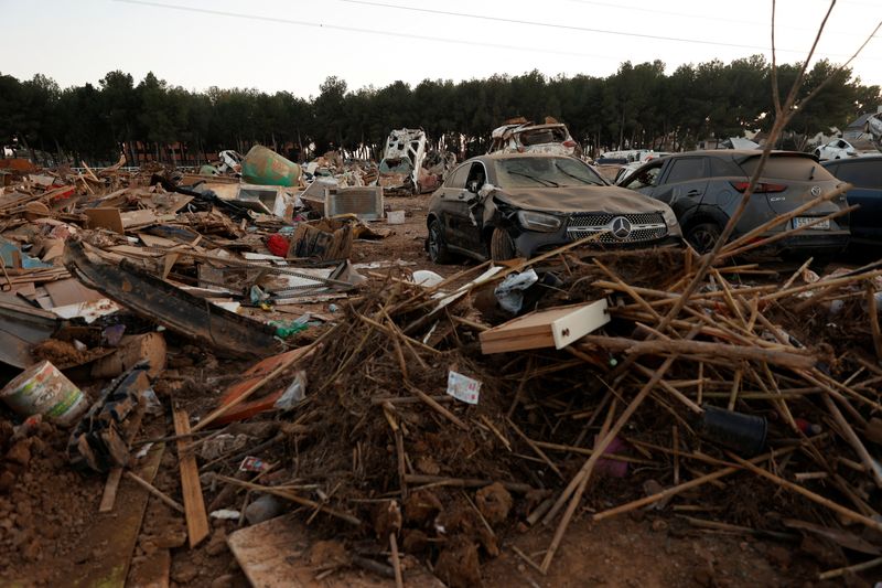 &copy; Reuters. FILE PHOTO: Nearly a month after severe flooding, damaged cars are placed together on the outskirts of the town in Paiporta, Valencia, Spain, November 28, 2024. REUTERS/Eva Manez/File Photo