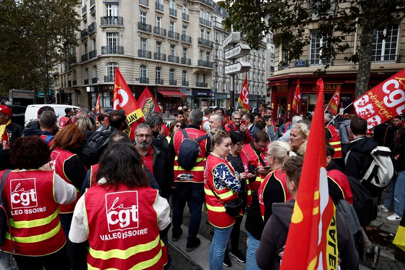 © Reuters. FILE PHOTO: Employees of Valeo demonstrate during a strike called by unions against planned job cuts in Paris, France, September 17, 2024. REUTERS/Benoit Tessier/File Photo