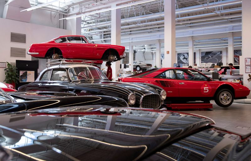 © Reuters. FILE PHOTO: Ferrari Classiche cars are pictured in a garage at the Ferrari factory in Maranello, Italy, April 6, 2023. REUTERS/Alessandro Garofalo/File Photo