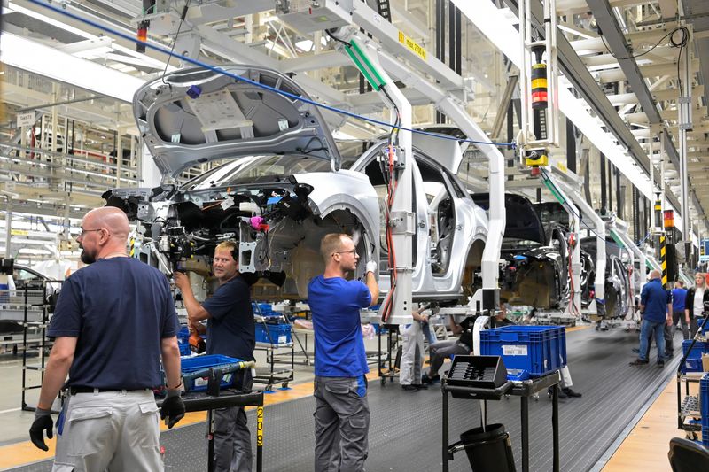 © Reuters. FILE PHOTO: A general view of a production line in a Volkswagen plant in Emden, Germany September 20, 2024. REUTERS/Fabian Bimmer/File Photo