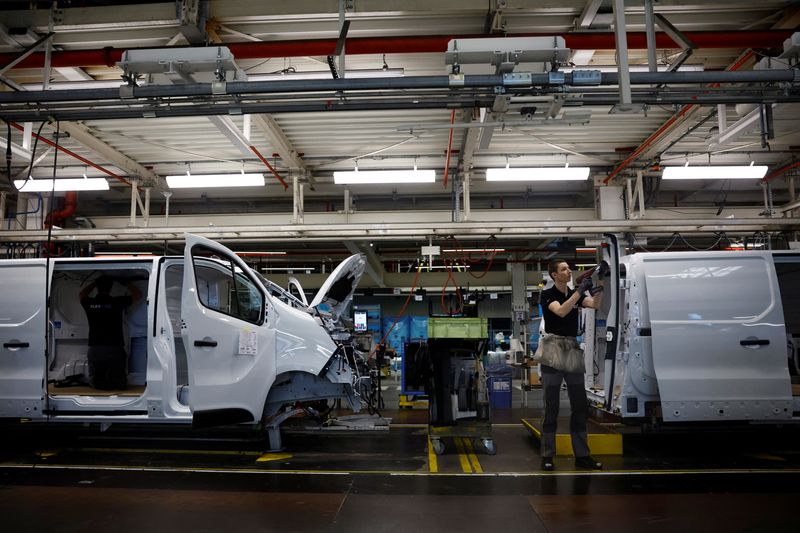 &copy; Reuters. Dipendenti lavorano alla catena di montaggio dei veicoli Renault Trafic durante una visita alla fabbrica automobilistica Renault Sandouville, vicino a Le Havre, Francia, 29 marzo 2024. REUTERS/Sarah Meyssonnier/File Photo