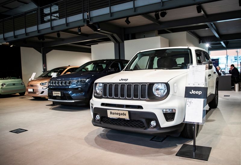 © Reuters. Jeep vehicles are displayed at the showroom of a car dealership in Milan, Italy, November 21, 2024. REUTERS/Alessandro Garofalo