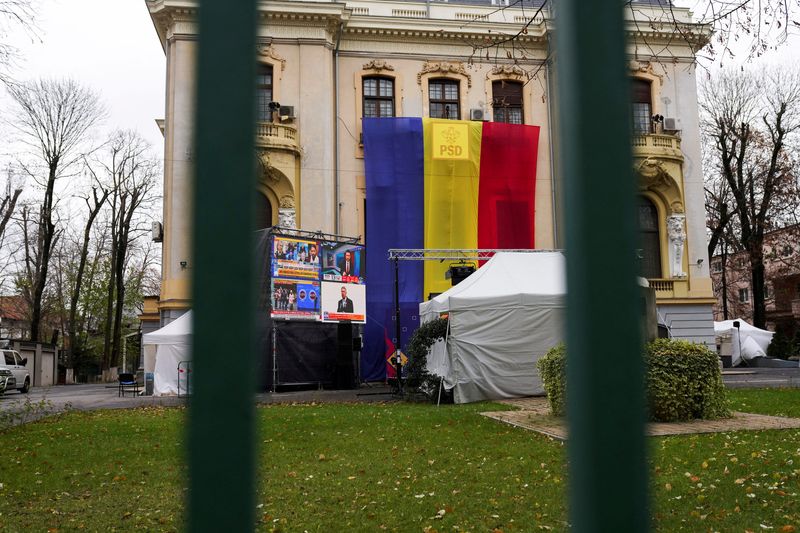 &copy; Reuters. FILE PHOTO: A Romanian flag hangs on PSD Headquarters, on the day of the parliamentary elections, in Bucharest, Romania, December 1, 2024. REUTERS/Andreea Campeanu/File Photo