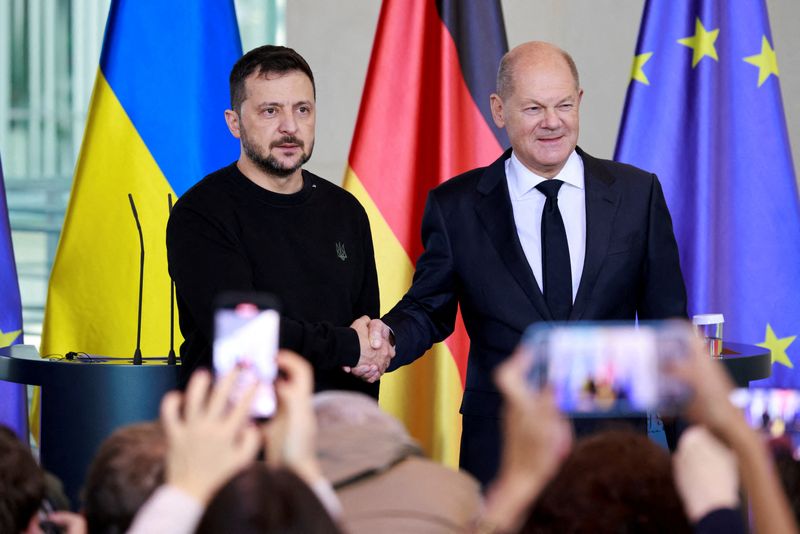 © Reuters. FILE PHOTO: German Chancellor Olaf Scholz and Ukrainian President Volodymyr Zelenskiy shake hands before talks in Berlin, Germany, October 11, 2024. REUTERS/Axel Schmidt/File Photo