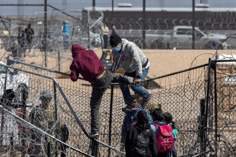 &copy; Reuters. FILE PHOTO: Migrants try to cross into the U.S. as seen from Ciudad Juarez, Mexico, March 21, 2024. REUTERS/David Peinado/File Photo