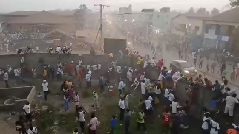 © Reuters. People scramble in Nzerekore, Guinea, where local officials said a deadly stampede ensued at a stadium following fan clashes during a soccer match, December 1, 2024, in this still image obtained from a social media video. Social media via REUTERS