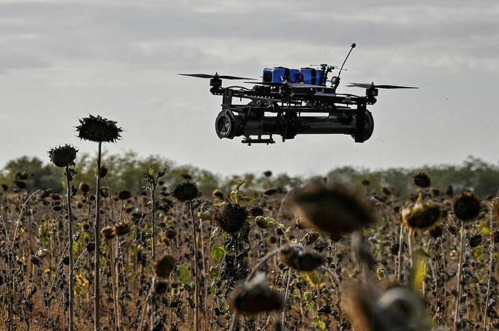 © Reuters. FILE PHOTO: An FPV drone with an attached portable grenade launcher is seen during a test flight conducted by Ukrainian servicemen of the 'Bulava' Unmanned Aerial Vehicles Unit of the Separate Presidential Brigade at their position near a frontline, amid Russia's attack on Ukraine, in Zaporizhzhia region, Ukraine October 11, 2024. REUTERS/Stringer/File Photo