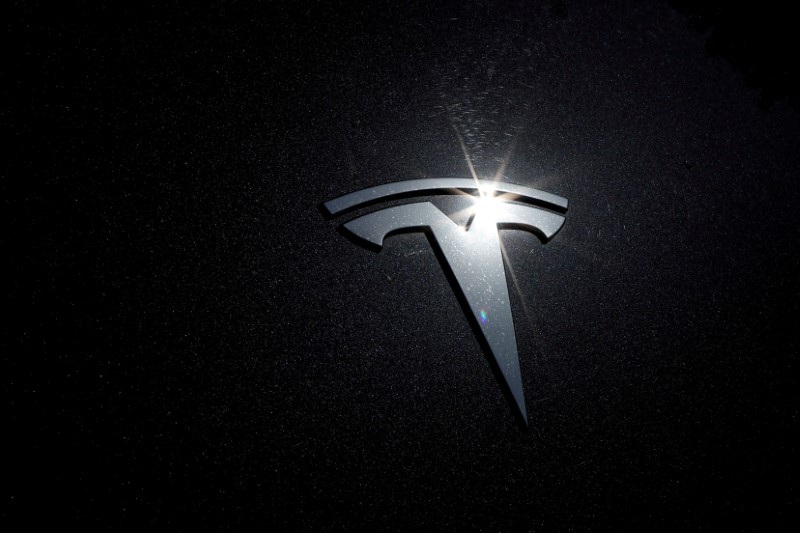 &copy; Reuters. FILE PHOTO: The Tesla logo is seen on a car in Los Angeles, California, U.S., July 9, 2020. REUTERS/Lucy Nicholson/File Photo