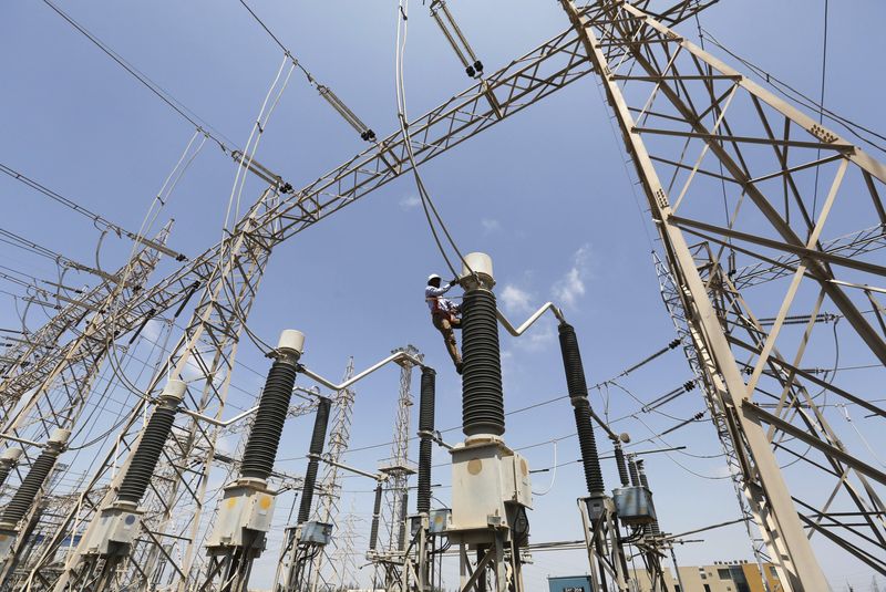 &copy; Reuters. FILE PHOTO: A technician repairs power supply lines at a power plant of Adani Power at Mundra Port in the western Indian state of Gujarat April 2, 2014. REUTERS/Amit Dave/File Photo