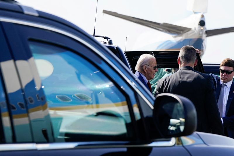 &copy; Reuters. U.S. President Joe Biden gets out of a vehicle, before he boards Air Force One en route to Angola, at Amilcar Cabral International Airport in Sal, Cape Verde, December 2, 2024. REUTERS/Elizabeth Frantz