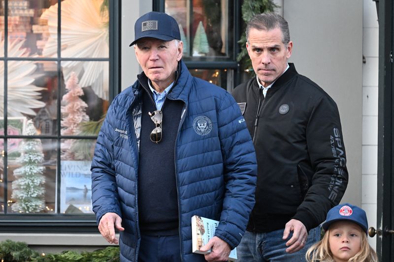 &copy; Reuters. Joe Biden e Hunter Biden em Massachusettsn 29/11/2024    REUTERS/Craig Hudson