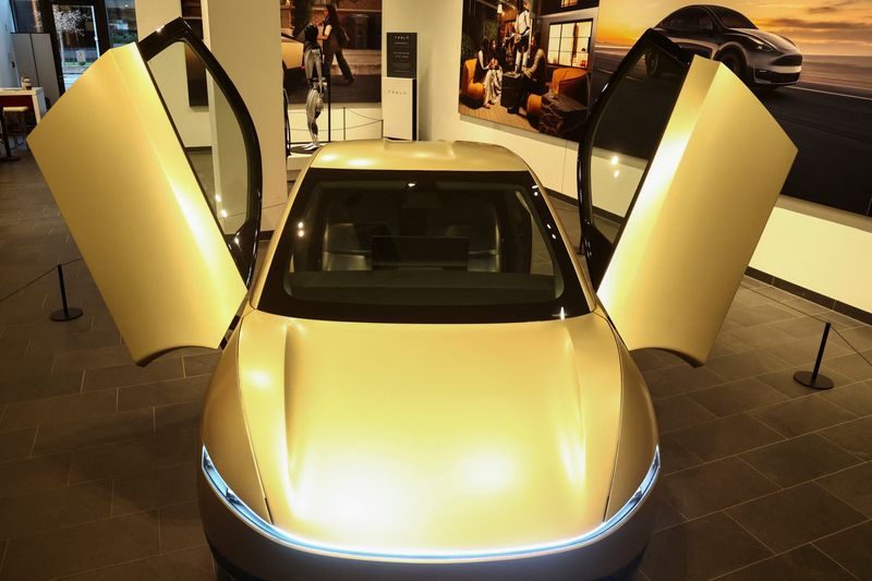 © Reuters. The Tesla Cybercab is displayed at a Tesla store in Berlin, Germany, November 20, 2024. REUTERS/Liesa Johannssen