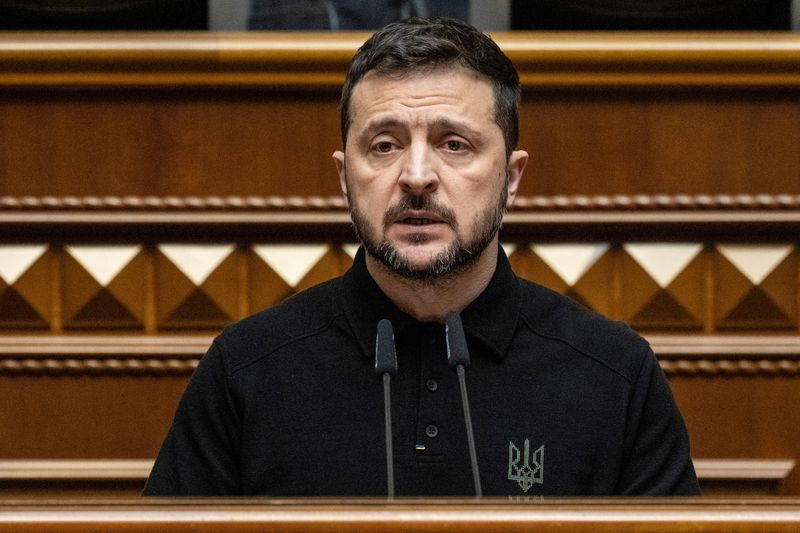 &copy; Reuters. Presidente da Ucrânia, Volodymyr Zelenskiy, discursa para parlamentares no Parlamento do país em Kievn16/10;2024 REUTERS/Andrii Nesterenko