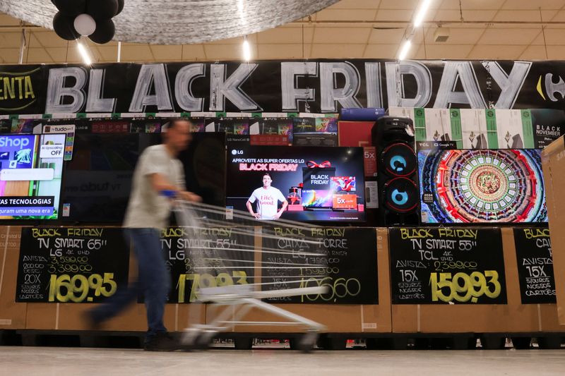 &copy; Reuters. A customer shops at a supermarket on the week of Black Friday shopping, in Osasco, Brazil, November 28, 2024. REUTERS/Carla Carniel/File Photo