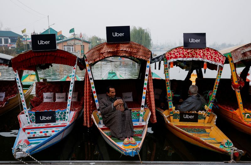 &copy; Reuters. Uber signs are displayed on "Shikaras" or small boats after Uber launched its first water transport service on the waters of Dal Lake, one of Kashmir's main tourist attractions, in Srinagar, December 2, 2024. REUTERS/Sharafat Ali    