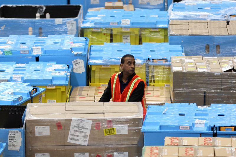 &copy; Reuters. FILE PHOTO: A worker moves products during Cyber Monday at the Amazon's fulfillment center in Robbinsville, New Jersey, U.S., November 27, 2023. REUTERS/Mike Segar/File Photo