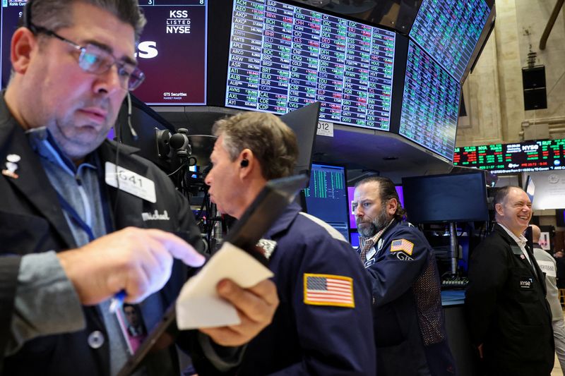 &copy; Reuters. Operadores na bolsa de Nova Yorkn27/11/2024.  REUTERS/Brendan McDermid/File Photo