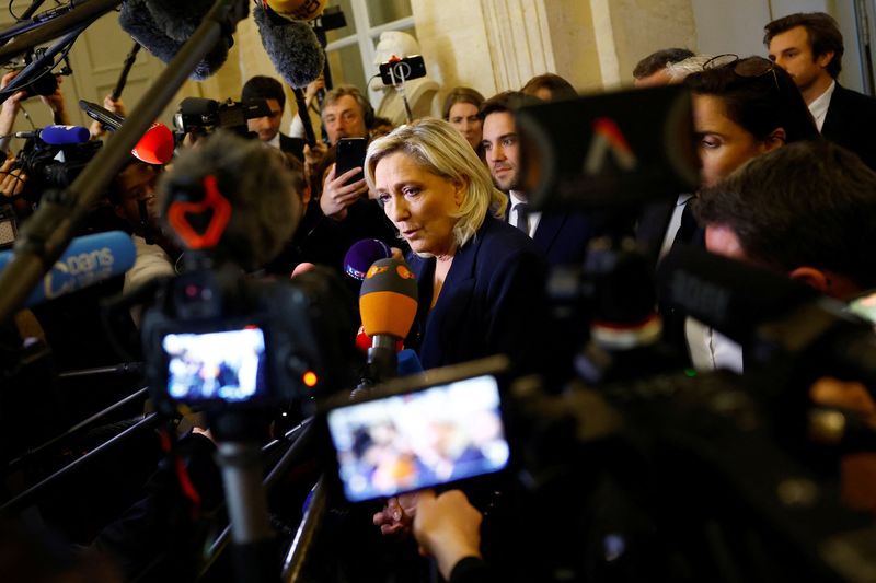 &copy; Reuters. La leader e deputata francese di estrema destra Marine Le Pen, presidente del gruppo parlamentare del partito di estrema destra Rassemblement National (RN), parla con i giornalisti dopo l'annuncio del primo ministro francese dell'utilizzo da parte del gov