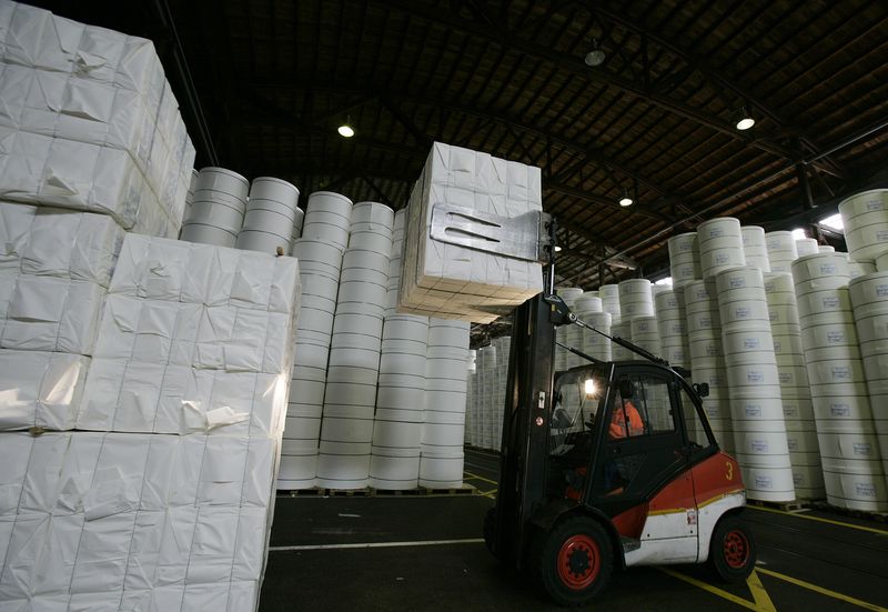 © Reuters. Operador transporta carga de celulose em fábrica 
07/10/2008
REUTERS/Michael Buholzer