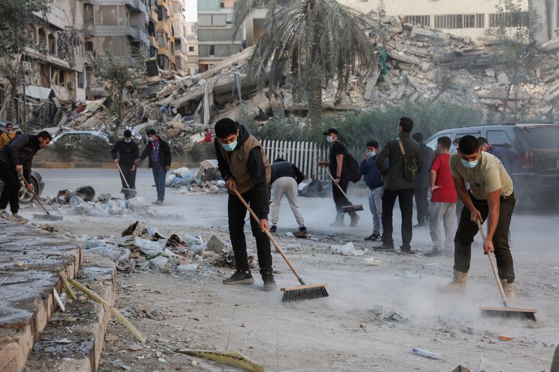 &copy; Reuters. Membros dos Escoteiros Imam al-Mahdi removem escombros e destroços de edifícios danificados nos subúrbios ao sul de Beirute, após o cessar-fogo entre Israel e o Hezbollah, no Líbanon02/12/2024nREUTERS/Mohamed Azakir