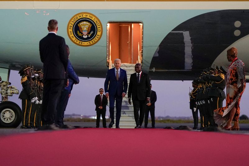 © Reuters. U.S. President Joe Biden and Angolan Foreign Minister Tete Antonio walk at Luanda International Airport in Luanda, Angola, December 2, 2024. REUTERS/Elizabeth Frantz