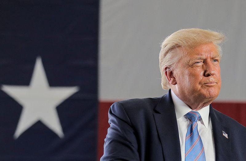 &copy; Reuters. FILE PHOTO: U.S. President Donald Trump delivers a speech during a tour of the Double Eagle Energy Oil Rig in Midland, Texas, U.S., July 29, 2020. REUTERS/Carlos Barria/File Photo