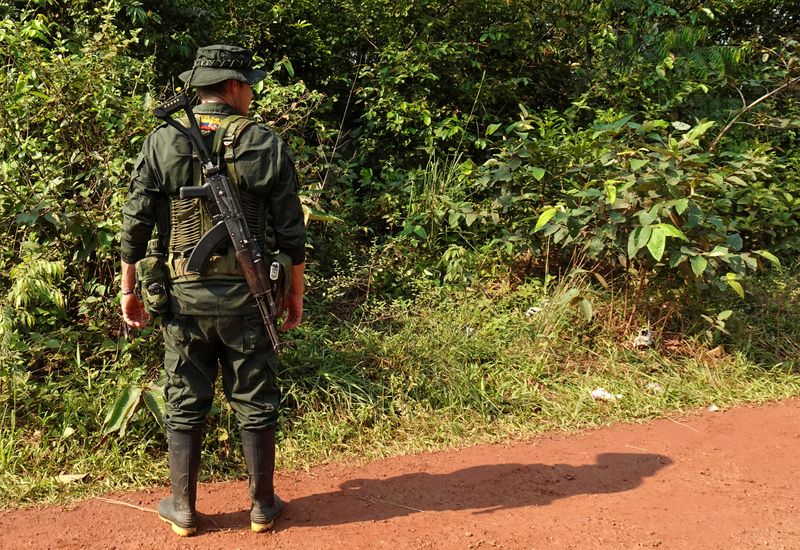 &copy; Reuters. Guerrilheiro do Estado-Maior Central (EMC), uma facção das FARC que rejeitou o acordo de paz de 2016 e continuou a luta armada, em uma rodovia em Llanos del Yari, Colômbian12/04/2024nREUTERS/Luis Jaime Acosta