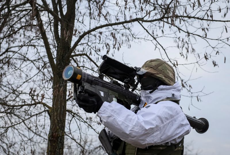 © Reuters. FILE PHOTO: A Ukrainian serviceman holds a Stinger anti-aircraft missile as he attends a joint drills of armed forces, national guard and Security Service of Ukraine (SBU) near the border with Belarus, amid Russia's attack on Ukraine in Rivne region, Ukraine February 11, 2023. REUTERS/Gleb Garanich/File Photo