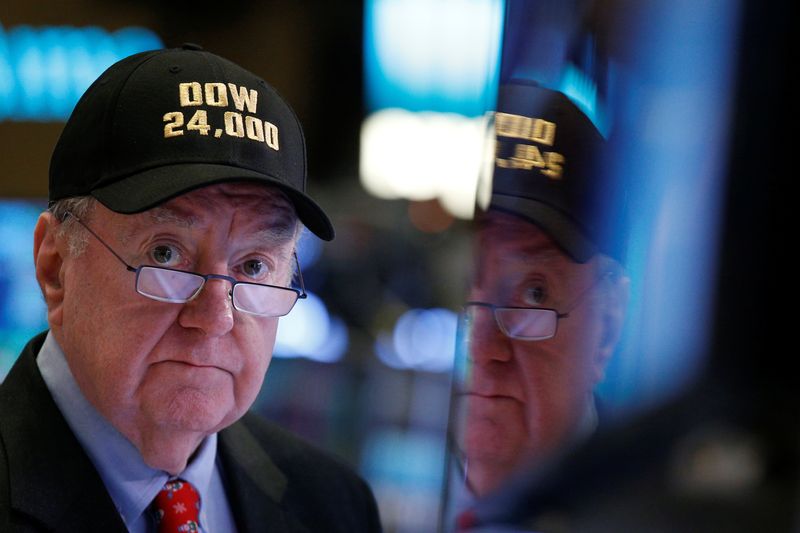 © Reuters. FILE PHOTO: Art Cashin, Director of Floor Operations at UBS, wears a DOW 24,000 hat as he works on the floor of the New York Stock Exchange, (NYSE) as the Dow Jones Industrial Average crosses 24,000, in New York, U.S., November 30, 2017. REUTERS/Brendan McDermid/File Photo